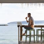 Hombre trabajando desde la playa